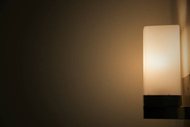 Yatak odasında lamba süslemesi..