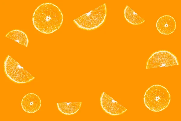 Frische Orangenscheiben Auf Orangefarbenem Hintergrund Mit Freier Textfläche Schneidepfade — Stockfoto