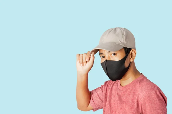 Närbild Ung Man Bär Skyddande Ansiktsmask Blå Bakgrund Klippvägar — Stockfoto