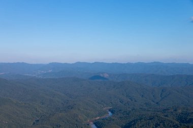 Güzel manzara, gün ışığında dağ manzarası..