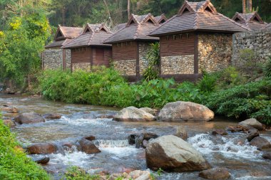 Sakin dağ suyu akıntısı ahşap evle akıyor..