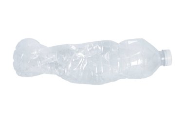 Kullanmak için ezilmiş plastik şişe beyaz arka planda izole edilmiş geri dönüşüm. kırpma yolları.