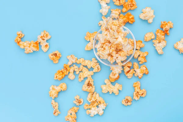 Popcorn Misce Modrém Pozadí — Stock fotografie
