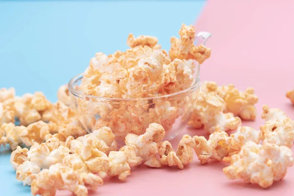 Popcorn Misce Modrém Růžovém Pozadí — Stock fotografie