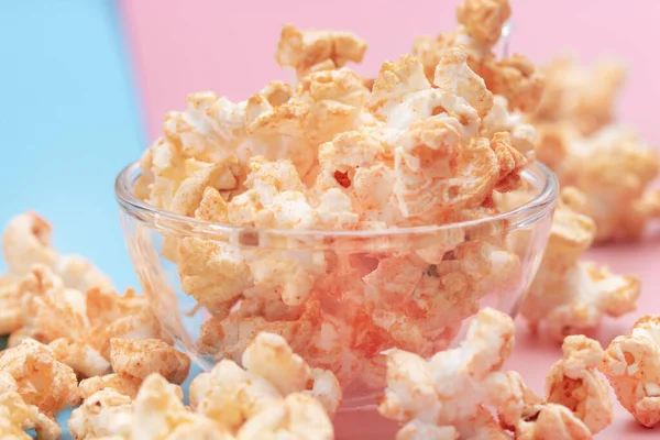 Popcorn Misce Modrém Růžovém Pozadí — Stock fotografie