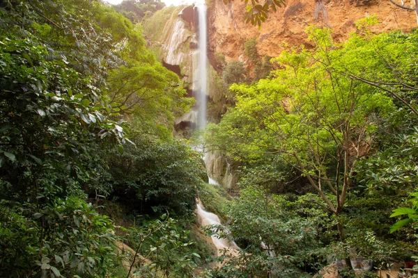 美丽的瀑布 泰国坎查纳布里的埃拉万国家公园的埃拉万瀑布 — 图库照片