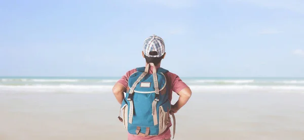 Junger Mann Reisender Mit Rucksack Strand Reisekonzept — Stockfoto