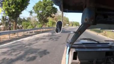 Eski bir arabanın yanından geçerken..