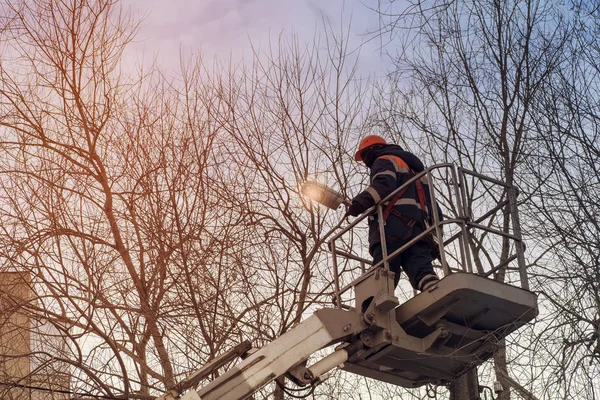 Straatverlichting Reparatie Man — Stockfoto