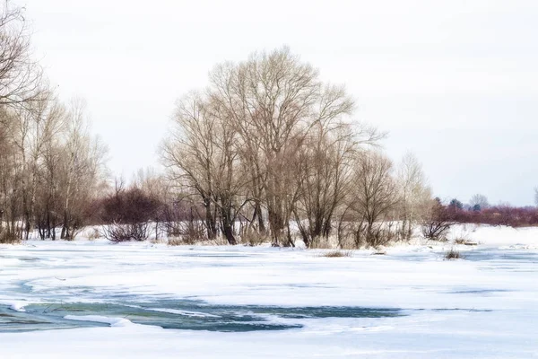 凍結する水、雪、ドニエプル川の氷 — ストック写真