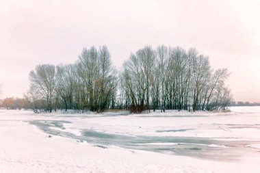 Donmuş su, kar ve buz Dinyeper Nehri üzerinde