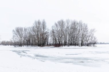 Manzara panorama donmuş su, buz ve kar kış aylarında Kiev, Ukrayna, Dnieper Nehri üzerinde
