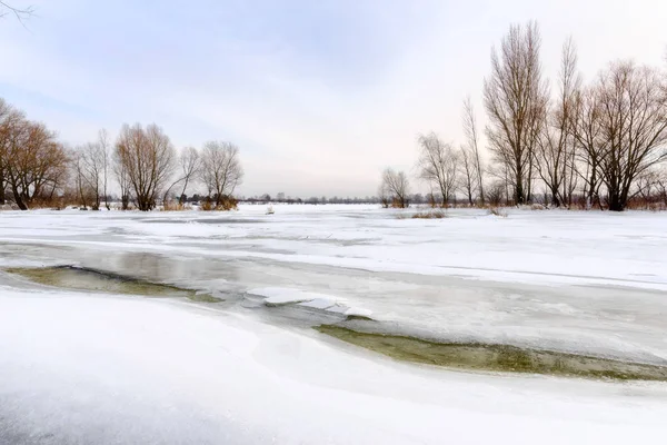 Заморожені води, снігу і льоду на річці Дніпро — стокове фото