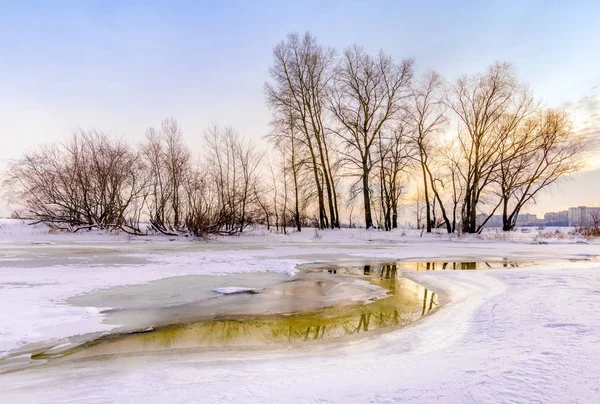 冷冻的水，雪和冰在第聂伯河上 — 图库照片