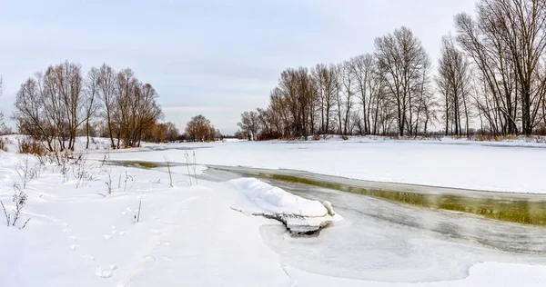 Acqua ghiacciata, neve e ghiaccio sul fiume Dnieper — Foto Stock