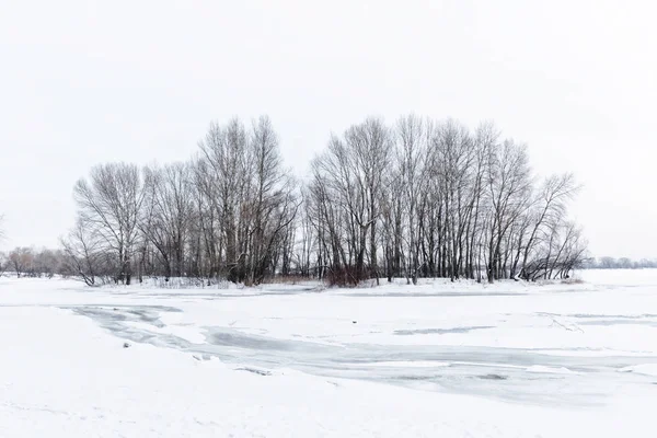 Manzara panorama donmuş su, buz ve kar kış aylarında Kiev, Ukrayna, Dnieper Nehri üzerinde