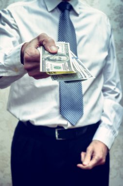 İşadamı veya bir dolarlık banknot sunan politikacı, rüşvet fo