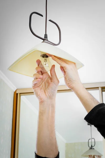 Man een lamp installeren — Stockfoto