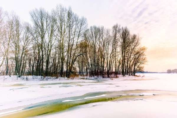 Acqua ghiacciata, neve e ghiaccio sul fiume Dnieper — Foto Stock