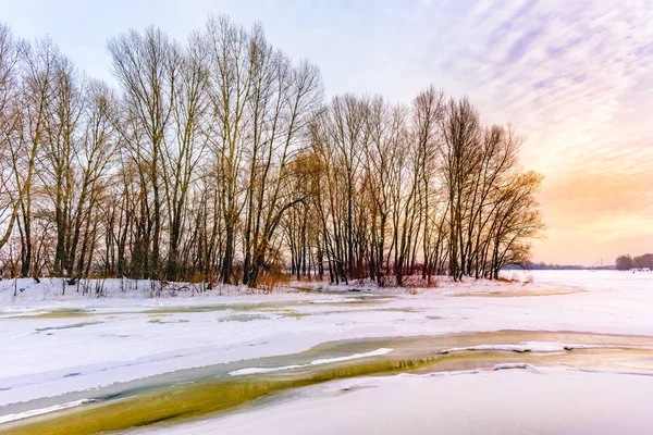 Bevroren Water, sneeuw en ijs op de rivier de Dnjepr — Stockfoto