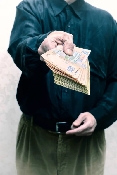Empresario, o político, que ofrece un soborno de billetes de Hryvnia —  Fotos de Stock