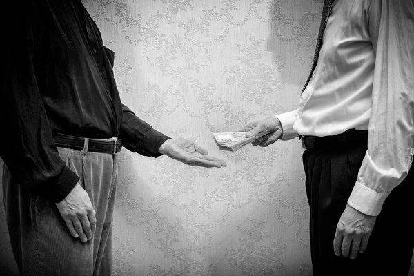 Человек, который платит взятку за гривну изуродованной бабушке, принимая ее
