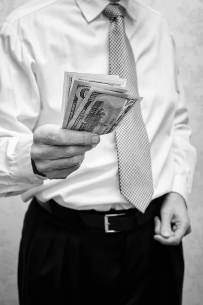 Uomo d'affari, o politico, che offre una tangente di banconote in Dollaro per — Foto Stock