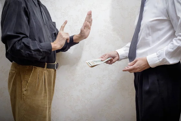 El hombre que ofrece un soborno de dólares a un hombre que lo rechaza —  Fotos de Stock
