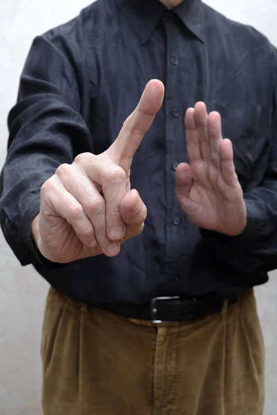 Человек, говорящий "нет" с пальцем в руке — стоковое фото