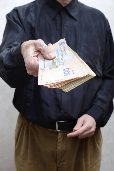 Geschäftsmann oder Politiker, bietet eine Griwna Banknoten Bestechungsgeld f — Stockfoto