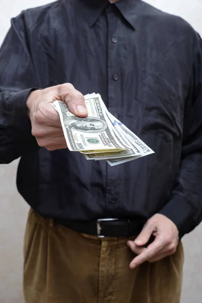 Empresario, o político, que ofrece un dólar billetes de soborno fo —  Fotos de Stock