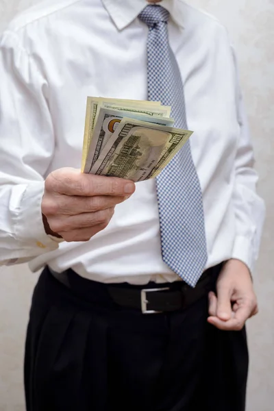 Empresario, o político, que ofrece un dólar billetes de soborno fo —  Fotos de Stock