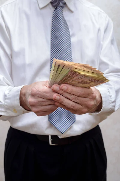 Üzletember, vagy politikus, számolás Hrivnya bankjegyek megvesztegetni f — Stock Fotó