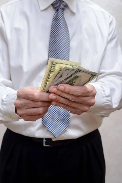 Empresario, o político, contando un dólar billetes de soborno fo —  Fotos de Stock