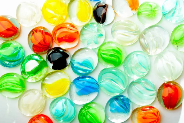 Gros Plan Perles Verre Multicolores Sur Fond Blanc — Photo