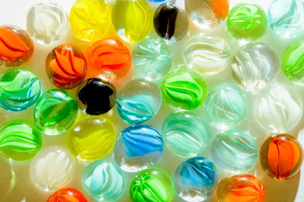 Närbild Multi Färgade Glaspärlor Vit Bakgrund — Stockfoto