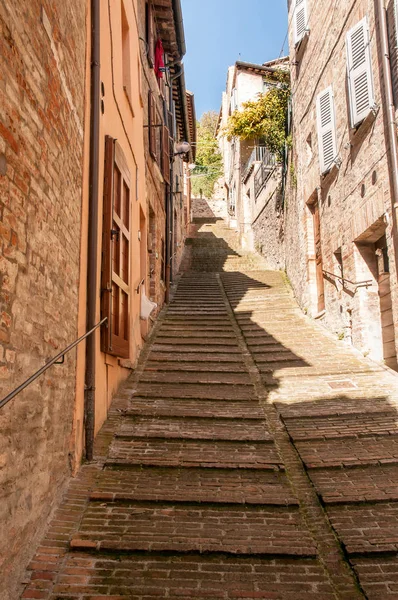 Stijgende straat in Urbino — Stockfoto