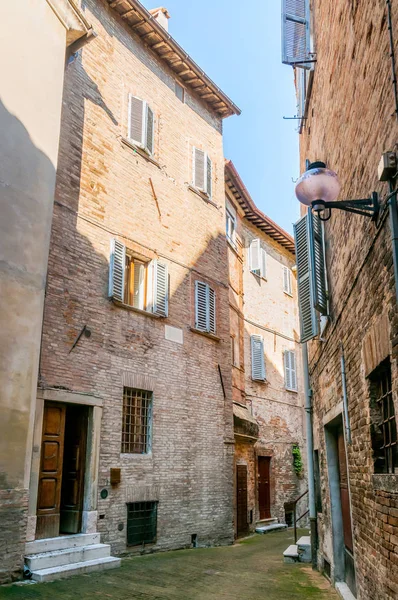 Huizen in een straat van Urbino — Stockfoto