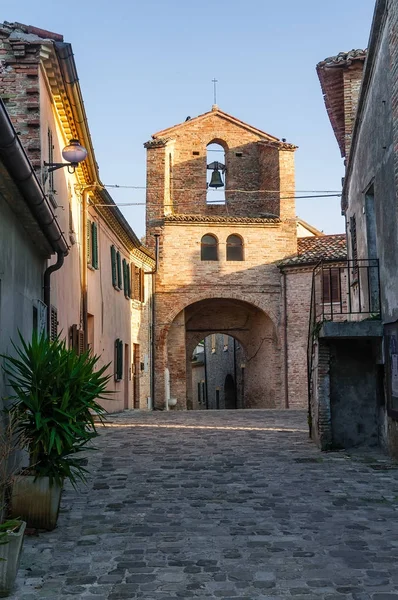 De klok van de toren van monteguiduccio — Stockfoto