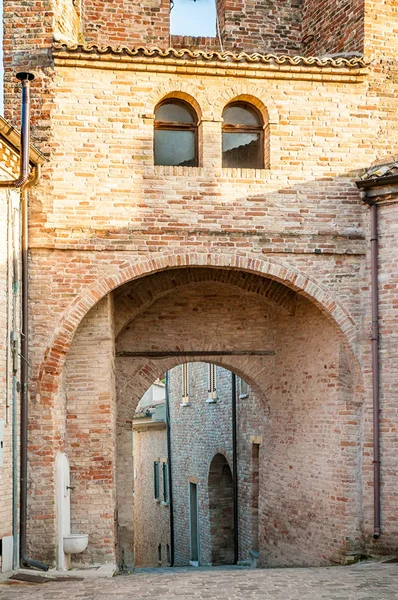 Boog van de klok van de toren van Monteguiduccio — Stockfoto