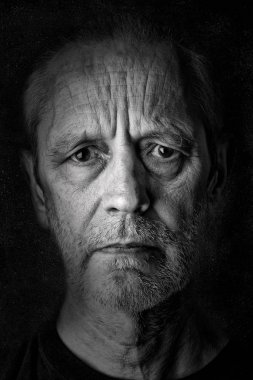 Kızgın ve öfkeli bir adam portresi