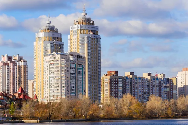 Edificios de Obolon cerca del río — Foto de Stock