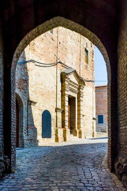 Saludecio'da, kilise ile tuğla kemer
