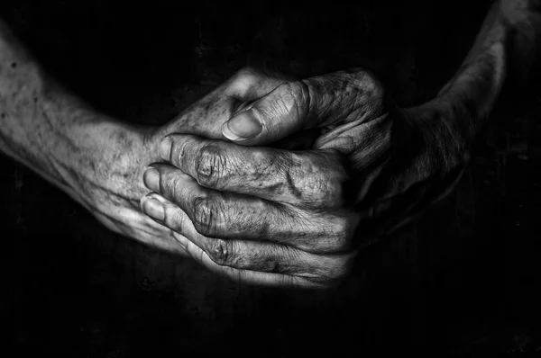 As mãos da mulher rezando — Fotografia de Stock