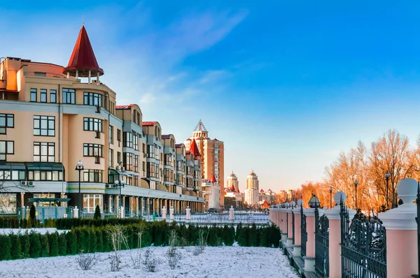 A view of Obolonska Naberezhna in Kiev, Ukraine — Stock Photo, Image