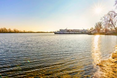 Kiev, Ukrayna Dinyeper Kiev/Ukrayna - 8 Aralık 2017 - Silver esinti tekne güneşli kış öğleden sonra sırasında