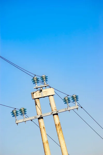 Elektrik güç hattı açık mavi gökyüzü çıkamazsınız — Stok fotoğraf