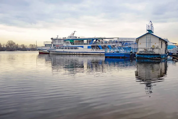 Das silberne Brückenboot auf dem Dnjepr in Kiev — Stockfoto