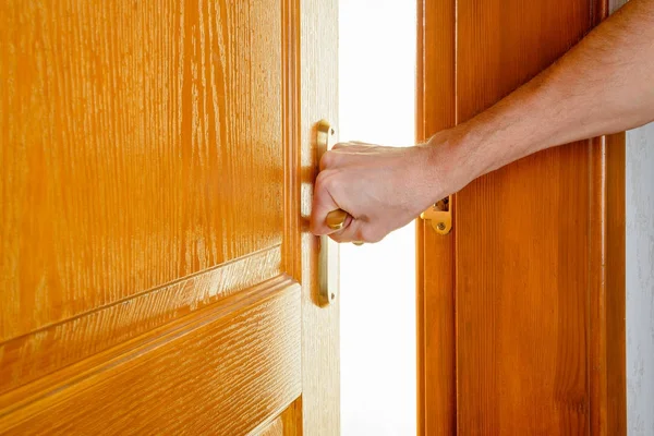 Hombre Está Abriendo Una Puerta Madera Con Mango Metálico Para —  Fotos de Stock