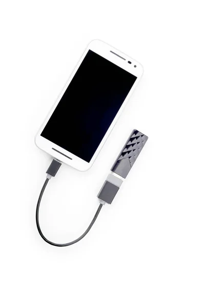 Smartphone conectado a una llave USB negra con un cable OTG —  Fotos de Stock